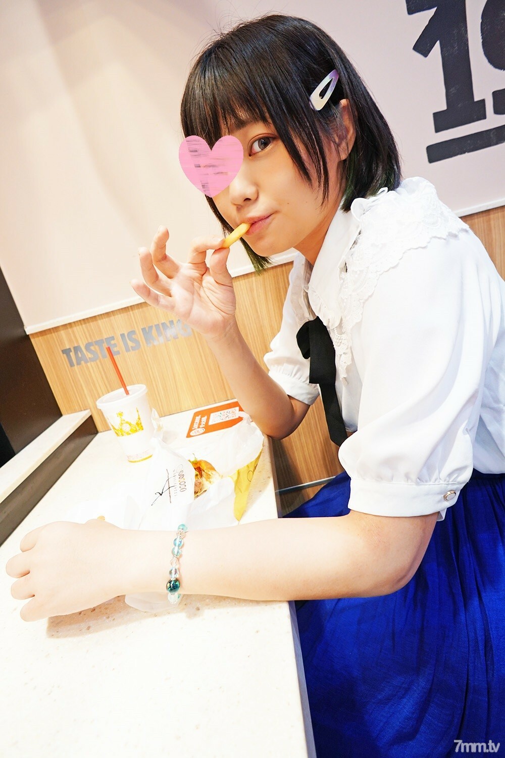 FC2-PPV-3067368 [Uncensored] [Unauthorized outflow] "Ah... I'm out ♡" A student part-time job at a popular Western restaurant is crying for the first time! Love juice overflowing from a naive dick with little experience of sex. A woman who